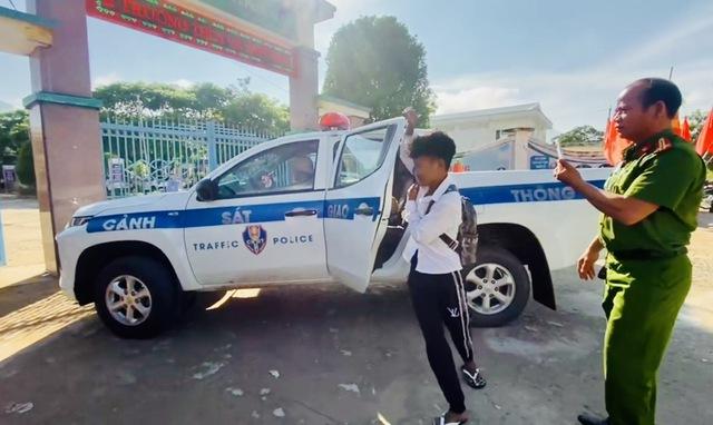 CSGT vượt đường núi đưa thí sinh đến điểm thi lớp 10 kịp giờ phát đề - Ảnh 1.