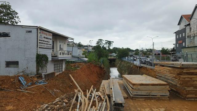 Tự ý phá bờ kè suối ở Đà Lạt để xây dựng công trình trái phép - Ảnh 6.
