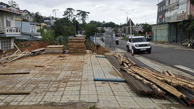 Tự ý phá bờ kè suối ở Đà Lạt để xây dựng công trình trái phép - Ảnh 2.