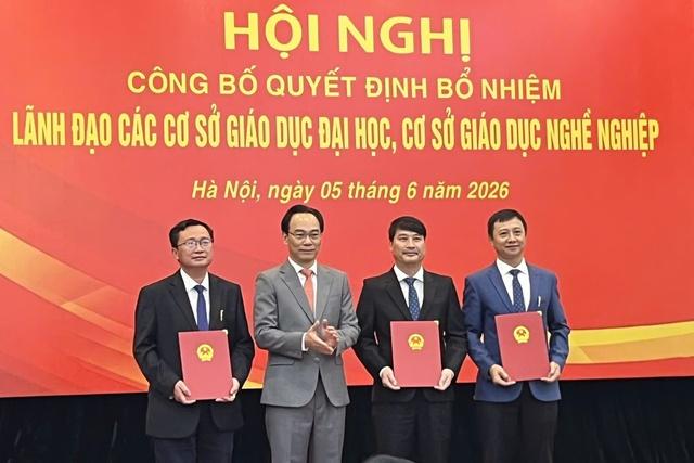 Bộ GD-ĐT trao quyết định bổ nhiệm Ban giám hiệu Trường ĐH Nha Trang- Ảnh 1.