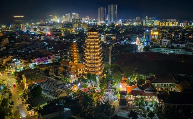 Sĩ tử đổ về chùa 300 năm tuổi trước ngày thi tốt nghiệp THPT- Ảnh 6.