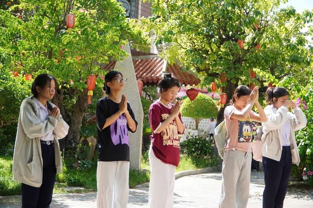 Sĩ tử đổ về chùa 300 năm tuổi trước ngày thi tốt nghiệp THPT- Ảnh 3.