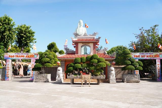 Sĩ tử đổ về chùa 300 năm tuổi trước ngày thi tốt nghiệp THPT- Ảnh 2.