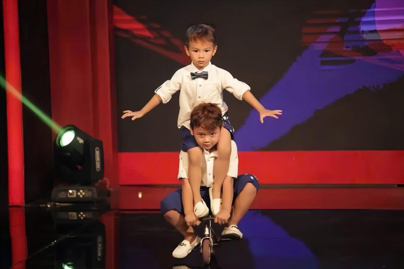 Hai anh em ruột biểu diễn xiếc: Từng đạt kỷ lục Việt Nam lúc 5 tuổi  - Ảnh 1.