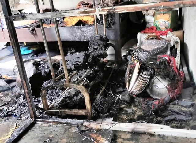 Đà Nẵng: Sét đánh xuyên mái tôn, nhiều tài sản trong nhà bị thiêu rụi- Ảnh 2.