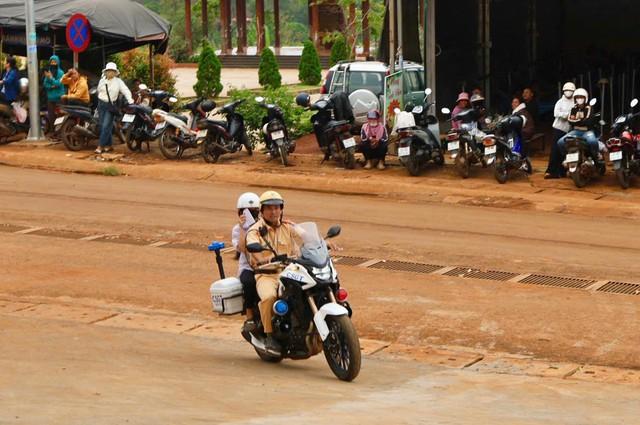 CSGT Lâm Đồng dùng xe đặc chủng đưa thí sinh về lấy giấy tờ, kịp dự thi.- Ảnh 1.
