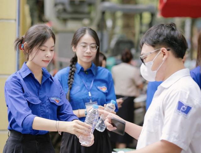 Sinh viên tình nguyện tiếp sức mùa thi: Từ người nhận đến người trao- Ảnh 3.