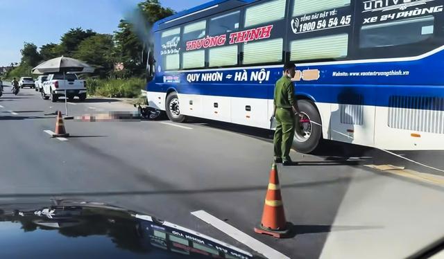 Va chạm với ô tô khách, người đàn ông đi xe máy tử vong- Ảnh 1.